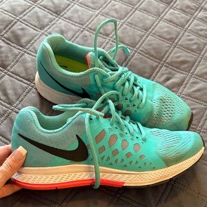 Nike Women's Aqua Athletic Shoes